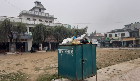 टीकापुर बजारमा थुप्रियो फोहोर