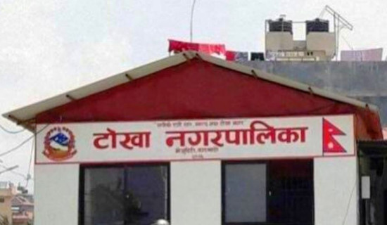 टोखामा सार्वजनिक जग्गामा बनाइएका संरचना हटाइँदै