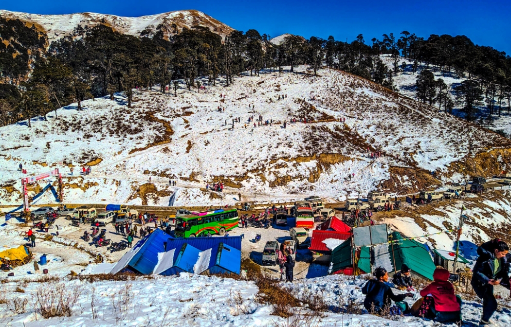 पातीहाल्नेमा हिउँ खेल्नेको भीड