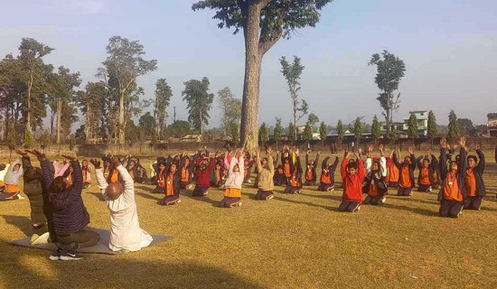 विद्यार्थीलाई आयुर्वेद औषधी र योग शिक्षाबारे जानकारी