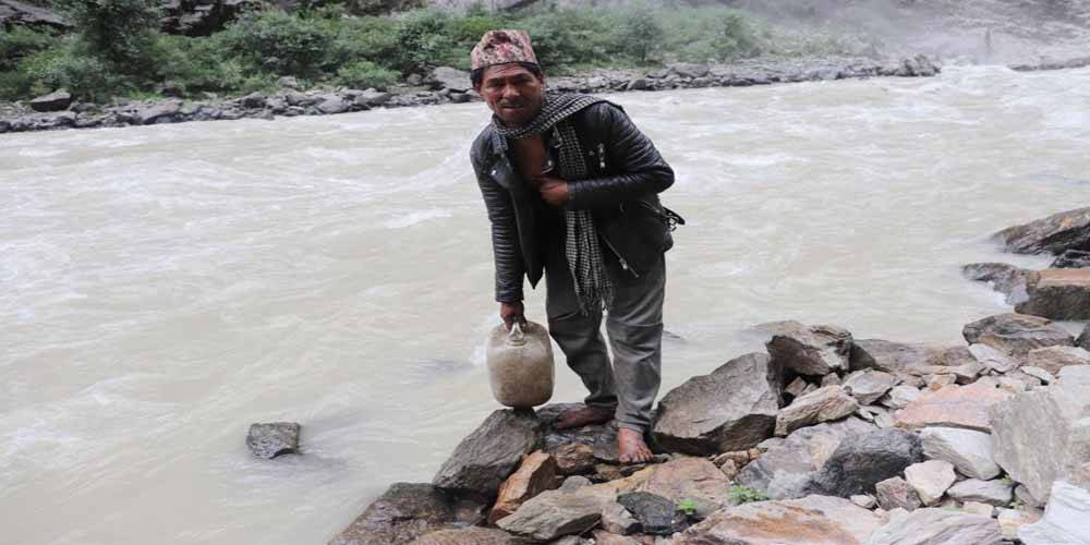 होटेल व्यवसायी र पैदल यात्रुु धमिलो पानी खान बाध्य