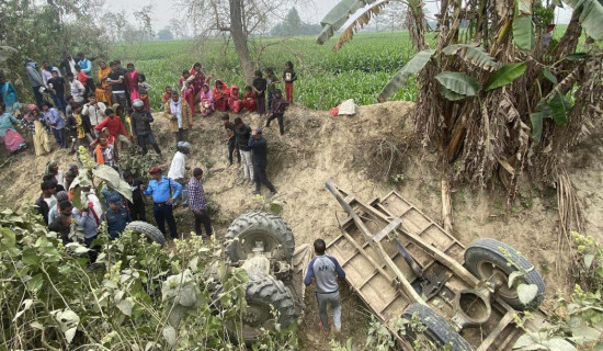 ट्याक्टर पल्टिँदा दुईको मृत्यु, ६ जना घाइते