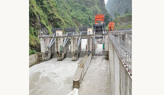 सुरुङबाट पानी चुहियो, बस्ती जोखिममा