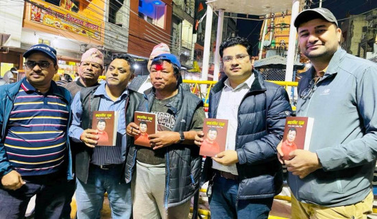 नेपालगन्जमा महावीर पुनको पुस्तक एक हजार सात सय थान विक्री