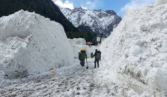 मनाङमा हिमपहिरो, अवरुद्ध सडक खुलाउँदै सशस्त्र प्रहरी