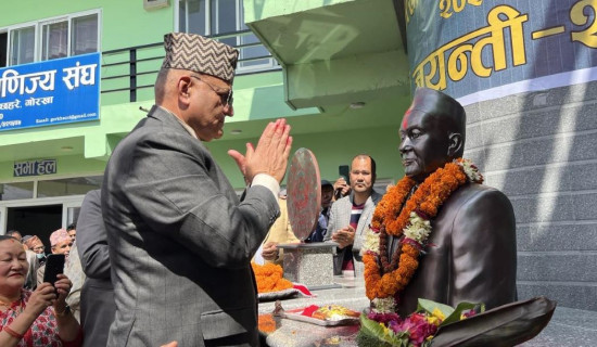 मुख्यमन्त्रीद्वारा श्रेष्ठको सालिकमा माल्यार्पण