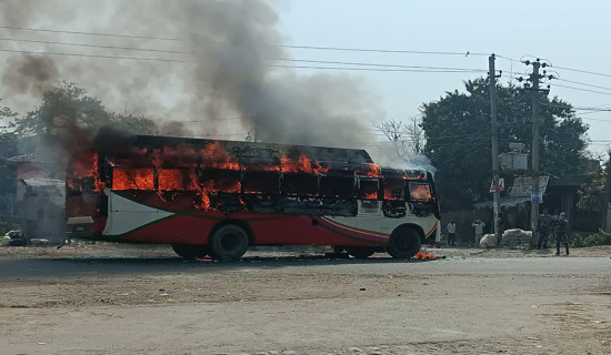 ठक्करबाट साइकल यात्री घाइते भएपछि बसमा आगजनी