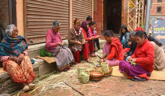 परम्परागत सीप सिकाउँदै ज्येष्ठ नागरिक