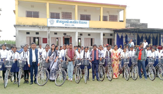 सामुदायिक विद्यालयका छात्रालाई साइकल वितरण