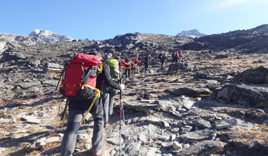 मुस्ताङ भित्रने पर्यटक र तिर्थयात्रीको स्वास्थ्य परीक्षण