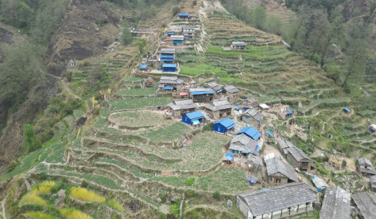 पहिरोका कारण रित्तिँदै म्याग्दीको चौरखानी गाउँ