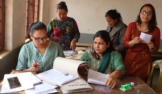इलामको सप्तमाइ मतदान केन्द्रमा महिला कर्मचारीले मात्र मतदान गराउँदै