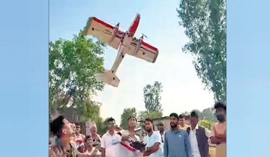 बालक आर्यनको प्रतिभा, हवाईजहाज नदेखी उडाए नमुना जहाज
