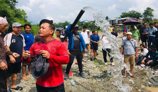 नगरप्रमुख र जनताको श्रमदानबाट पकुवा खोलाको पानी  धरानका घरघरमा