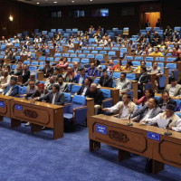 प्रतिनिधि सभा बैठकमा कपडा खोलेर सांसद अमरेशकुमार सिंहको विरोध