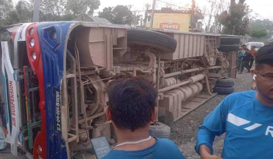 दाङको बेलझुण्डीमा बस दुर्घटना, १० यात्रु घाइते