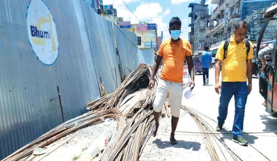 निर्माण सामग्री सडकमै असरल्ल