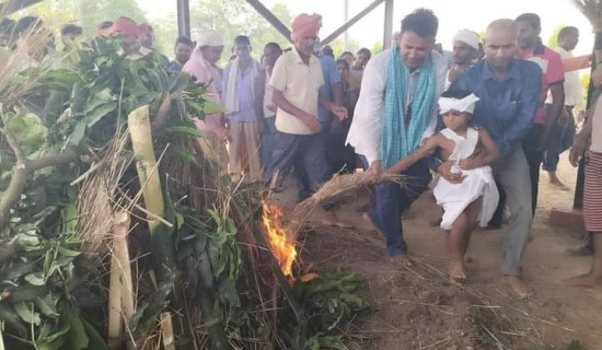 चार वर्षीय छोराद्वारा पत्रकारलाई दागबत्ती