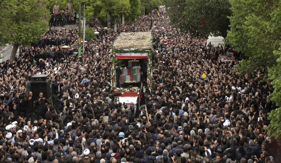 इरानी राष्ट्रपतिको अन्त्येष्टिमा सहभागिताका लागि दशौँ हजार व्यक्ति तेहरानमा भेला