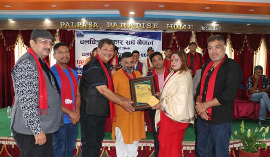 अधिकारीलाई राष्ट्रिय चलचित्र पत्रकारिता पुरस्कार