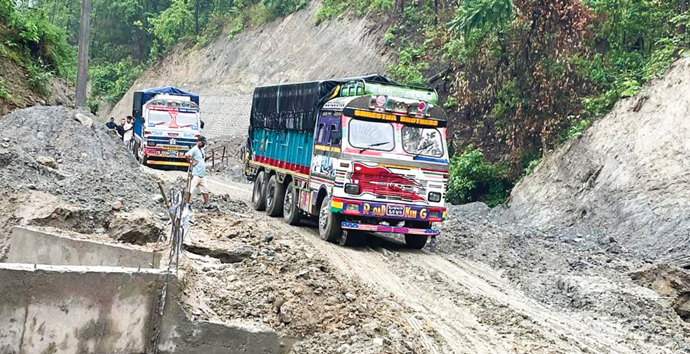 नारायणघाट–बुटवल सडकमा चरम लापरबाही, एक साताभित्र मर्मत गर्न निर्देशन