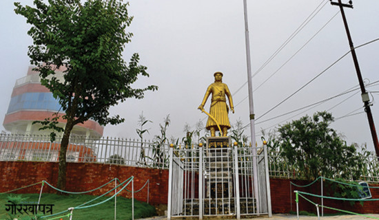 रक्षामन्त्रीद्वारा काजी कालु पाँडेको शालिकमा पुष्पहार अर्पण