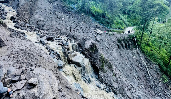 तातोपानी नाका जोड्ने सडक क्षतिग्रस्त