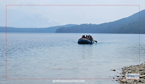 रारा तालमा डुङ्गामा सयर गर्दै आन्तरिक पर्यटक