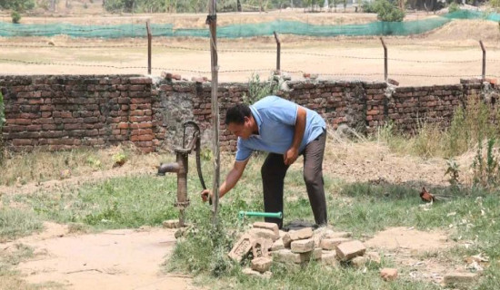 भूमिगत पानीको सतह घट्दै , हातेनलबाट पानी आउन छाड्यो