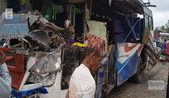 सर्लाहीमा बस र ट्रक ठोक्किँदा तीन जनाको मृत्यु