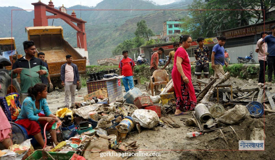 बाढीले पुरिएका  सामान निकालिँदै