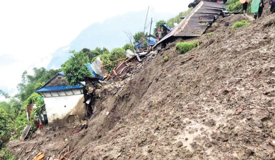 पहिरोले घर पुरिँदा एकको मृत्यु, तीन घाइते