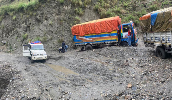 पहिरोले अवरुद्ध हुम्लाका सडक अझै सञ्चालनमा आउन सकेन