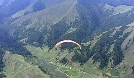 गुठीचौरमा प्याराग्लाइडिङ परीक्षण उडान