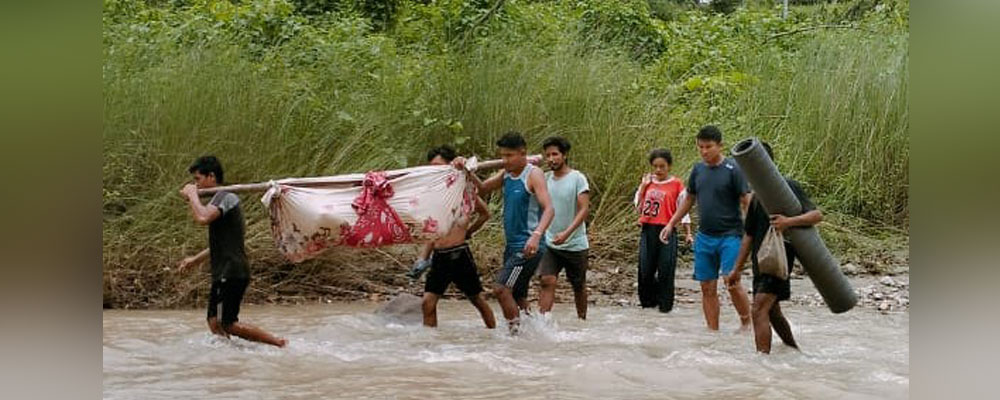 झोलुङ्गोमा बिरामी बोक्नुपर्ने बाध्यता