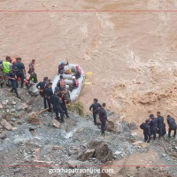 चितवन दुर्घटना अपडेट : गोताखोरबाट बेपत्ताको खोजी सुरु