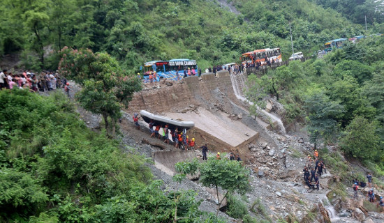 सिमलताल बस दुर्घटनाः तीनजना पौडिएर बाँचे