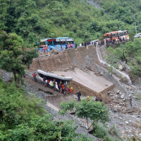 सिमलताल बस दुर्घटनाः तीनजना पौडिएर बाँचे