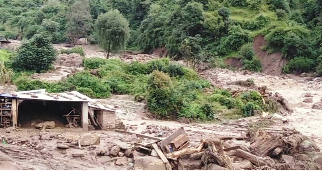 बाढी पहिरोले सडक बगाउँदा तीन गाउँका स्थानीय समस्यामा