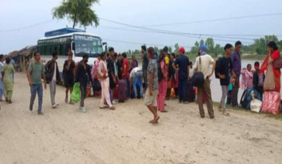 नेपाल–भारत जोड्ने राजमार्ग अवरुद्ध, खाद्य तथा इन्धन आपूर्तिमा समस्या