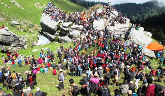 लेक लागेका पर्यटकहरुलाई टाक्चीबाट हेलिकोप्टरबाट उद्धार