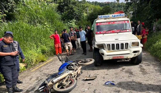 जिप र मोटरसाइकल ठोक्किँदा मोटरसाइकल चालक घाइते