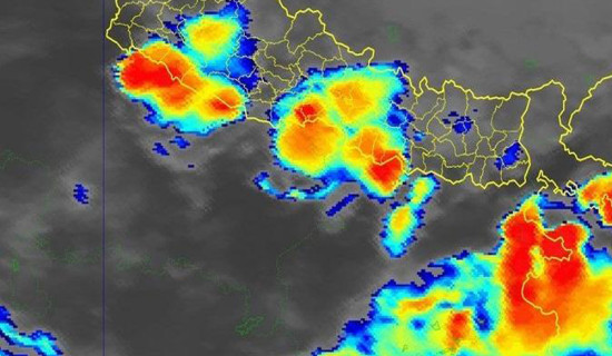 डुङ्गामा सयर गरेर गन्तव्यतर्फ जाँदै स्थानीयवासी