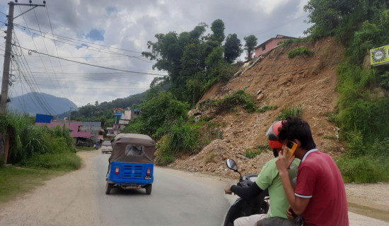 राजमार्गको पहिरो एक महिनासम्म पनि हटाइएन