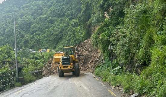 पहिरो पन्छाउने क्रममा ढुङ्गा लागेर लोडर चालक घाइते