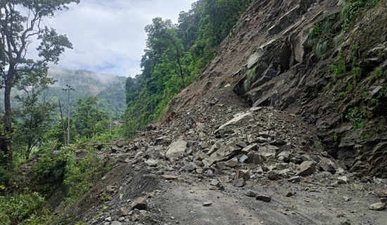 पहिरो गएपछि वराहक्षेत्र मन्दिर जाने सडक अवरुद्ध