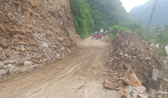 पहिरोले अवरुद्ध पृथ्वी राजमार्ग खुल्यो