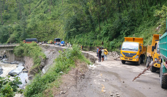 दोलखा-सिँगटी सडक पहिरोले दुई सातादेखि अवरुद्ध