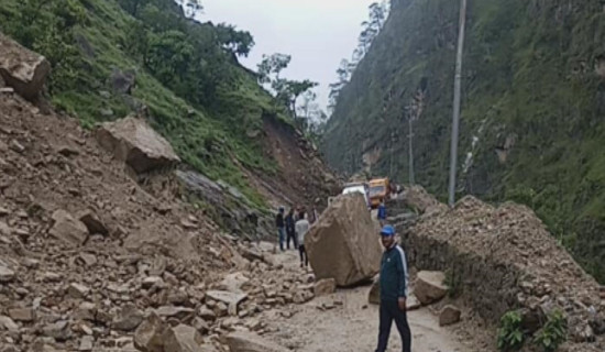 कर्णाली राजमार्गमा निरन्तर पहिरो, पन्छाउन सकस