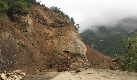 पहिरोबाट महाकाली लोकमार्ग अवरुद्ध